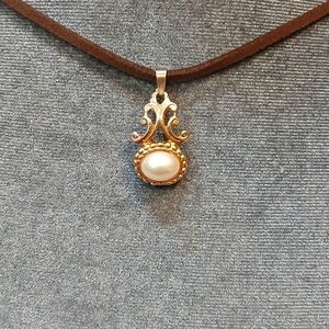 Gold-Tone Pearl Pendant Necklace - Classic Women's Jewelry